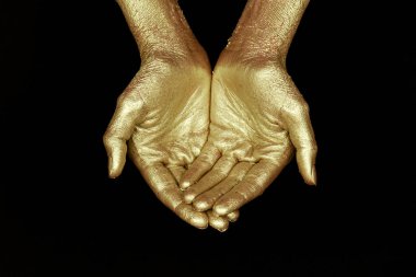 Siyah arka planda boş altın elleri aç. Posterler, afişler, duvar kağıtları için kullanılabilir. Dergi tarzı.