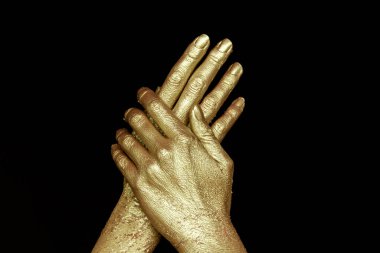 Siyah arka planda iki altın el