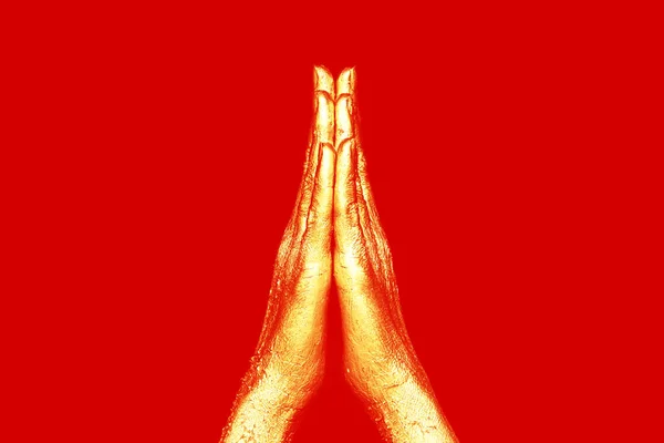 Két Arany Kéz Felemelt Imádkozni Piros Háttér — Stock Fotó