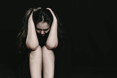 Depresyon, yalnızlık, yorgunluk, zayıflık, üzüntü yaşayan Asyalı kadın.