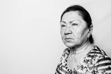 Yaşlı bir kadının portresi, siyah beyaz bir fotoğraf. Geçmiş yılları düşünüyorum. Yalnızlık, yalnızlık.. 