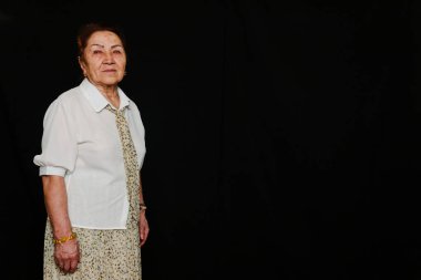 Yaşlıca bir Asyalı kadının portresi. Hayatını düşünürken gülümsüyor.