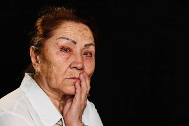 Yaşlıca bir Asyalı kadının portresi.