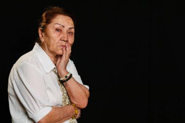 Yaşlıca bir Asyalı kadının portresi.