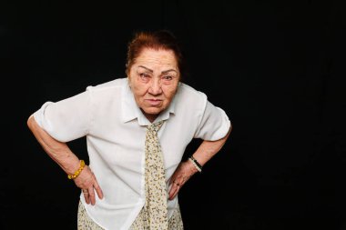 Yaşlı bir Asyalı kadının portresi, soru işareti olarak ellerini kaldırıyor, şöyle diyor:?