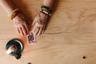 Tahminimce kart okuma, büyükanne büyüsü, falcılık, kadın eli, kader kehaneti.