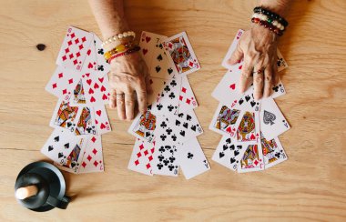 Tahminimce kart okuma, büyükanne büyüsü, falcılık, kadın eli, kader kehaneti.