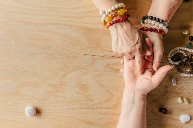 Büyükanne sihri, falcılık, el falı. Chiromancy, kadın elleri, kader okuması