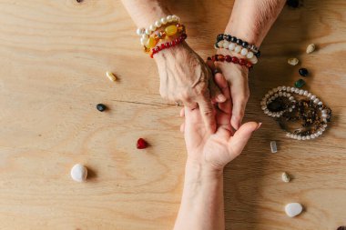 Büyükanne sihri, falcılık, el falı. Chiromancy, kadın elleri, kader okuması