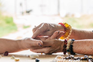 Büyükanne sihri, falcılık, el falı. Chiromancy, kadın elleri, kader okuması