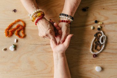 Büyükanne sihri, falcılık, el falı. Chiromancy, kadın elleri, kader okuması