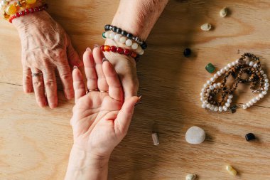 Büyükanne sihri, falcılık, el falı. Chiromancy, kadın elleri, kader okuması