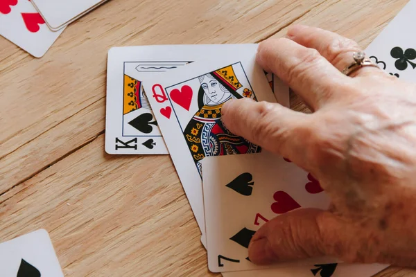 Tahminimce kart okuma, büyükanne büyüsü, falcılık, kadın eli, kader kehaneti.