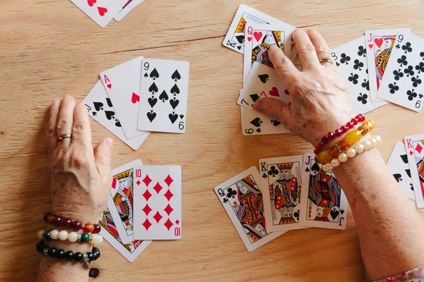 Tahminimce kart okuma, büyükanne büyüsü, falcılık, kadın eli, kader kehaneti.