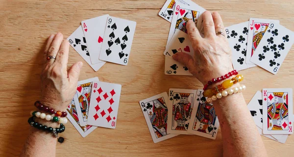 Tahminimce kart okuma, büyükanne büyüsü, falcılık, kadın eli, kader kehaneti.