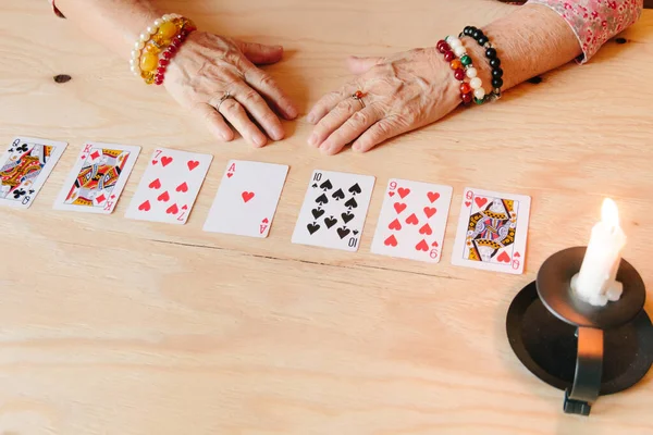 Tahminimce kart okuma, büyükanne büyüsü, falcılık, kadın eli, kader kehaneti.