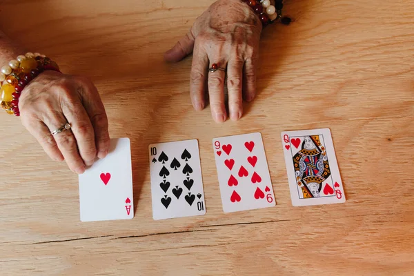 Tahminimce kart okuma, büyükanne büyüsü, falcılık, kadın eli, kader kehaneti.