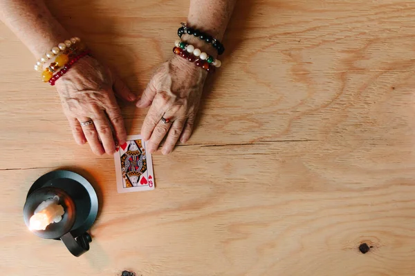 Tahminimce kart okuma, büyükanne büyüsü, falcılık, kadın eli, kader kehaneti.