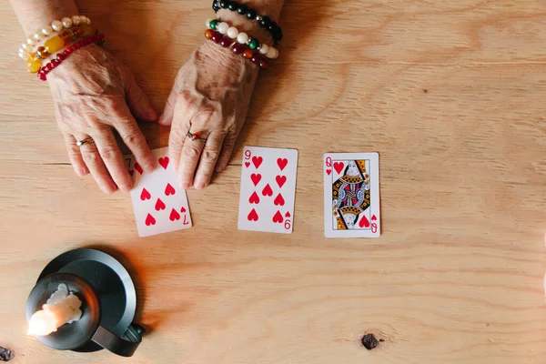 Tahminimce kart okuma, büyükanne büyüsü, falcılık, kadın eli, kader kehaneti.