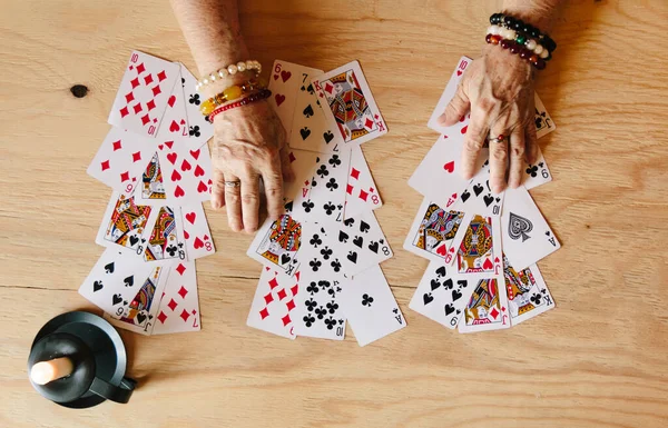 Tahminimce kart okuma, büyükanne büyüsü, falcılık, kadın eli, kader kehaneti.