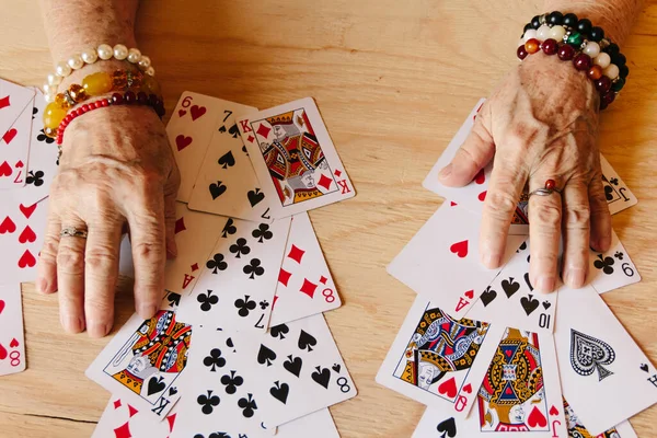 Tahminimce kart okuma, büyükanne büyüsü, falcılık, kadın eli, kader kehaneti.