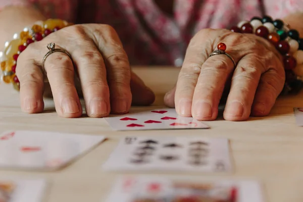 Вгадуючи Читання Карт Магію Бабусі Розповідь Про Статок Жіночі Руки — стокове фото