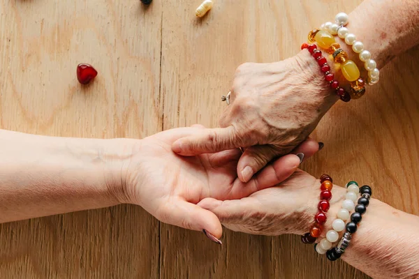 Büyükanne sihri, falcılık, el falı. Chiromancy, kadın elleri, kader okuması