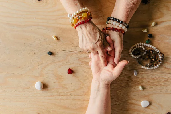 Büyükanne sihri, falcılık, el falı. Chiromancy, kadın elleri, kader okuması