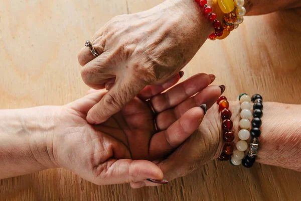 Büyükanne sihri, falcılık, el falı. Chiromancy, kadın elleri, kader okuması