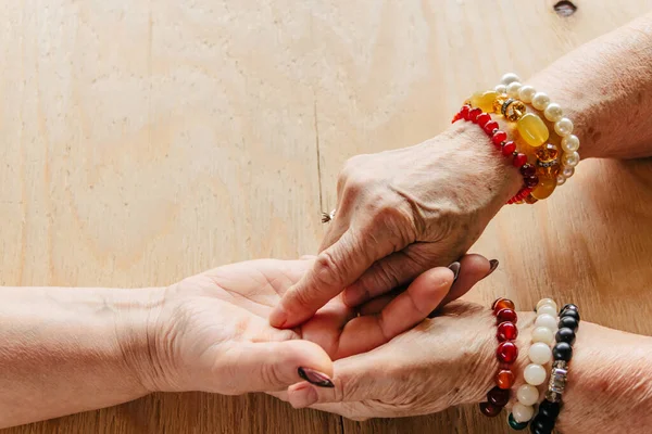 Büyükanne sihri, falcılık, el falı. Chiromancy, kadın elleri, kader okuması