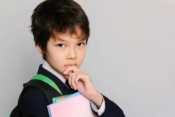 Potret Seorang Anak Sekolah Asia Dengan Buku Teks Melihat Kamera — Stok Foto