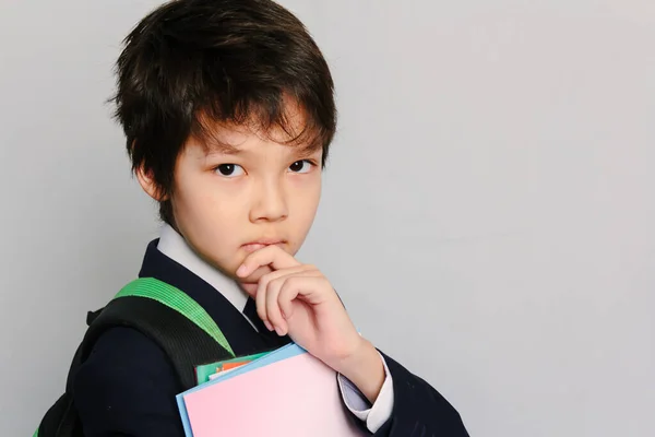 Porträt Eines Asiatischen Schuljungen Mit Einem Lehrbuch Das Die Kamera — Stockfoto