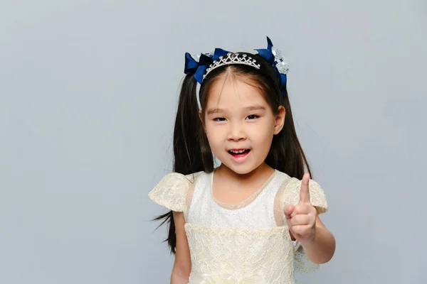 Porträt Eines Süßen Jährigen Asiatischen Mädchens Das Mit Verschmitztem Gesichtsausdruck — Stockfoto