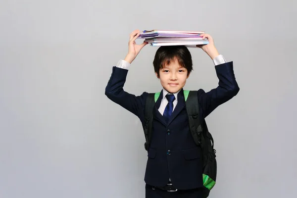 Potret Seorang Anak Sekolah Asia Memegang Buku Pelajaran Kepalanya Dan — Stok Foto