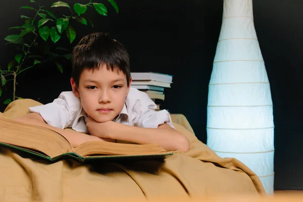 Porträt Eines Asiatischen Jungen Der Hause Ein Buch Liest — Stockfoto