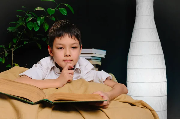 Porträt Eines Asiatischen Jungen Der Hause Ein Buch Liest — Stockfoto