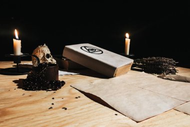 Büyü kitabı, eski kitap ve mumlarla yapılan büyü ayini.
