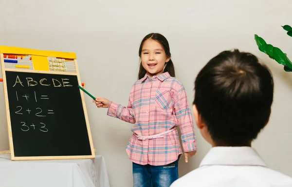 Kleines Mädchen Beim Unterrichten Eines Jungen Bildung Hause Zentralasien Lektion — Stockfoto