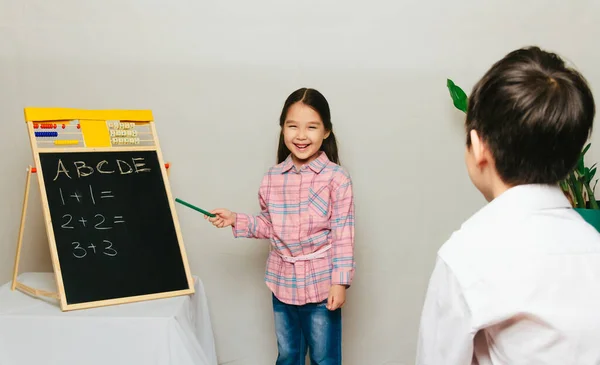 Kleines Mädchen Beim Unterrichten Eines Jungen Bildung Hause Zentralasien Lektion — Stockfoto