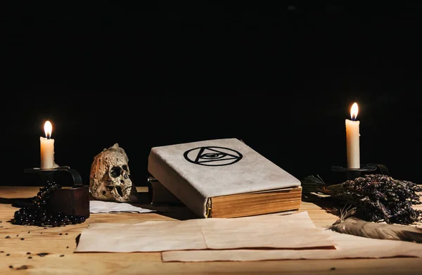Ritual Oculto Magia Blanca Usando Grimorio Libro Viejo Velas —  Fotos de Stock