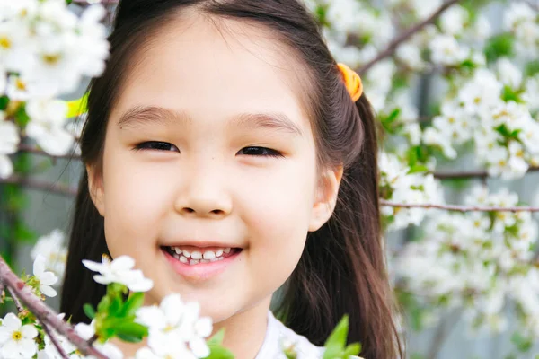 Primer Plano Retrato Una Chica Asiática Con Flores Primavera — Foto de Stock