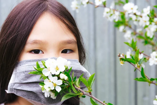 Закріпіть Портрет Азіатської Дівчини Медичній Масці Яка Намагається Понюхати Весняні — стокове фото