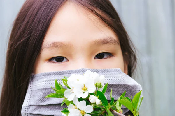 Закріпіть Портрет Азіатської Дівчини Медичній Масці Яка Намагається Понюхати Весняні — стокове фото