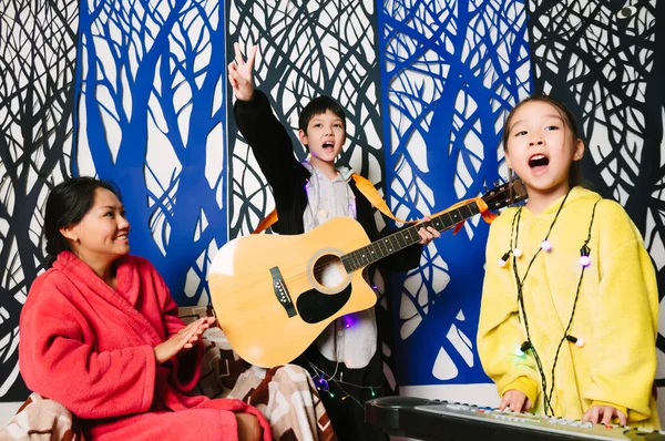Drôle Moments Famille Concert Musique Maison Performance Des Enfants Pendant — Photo
