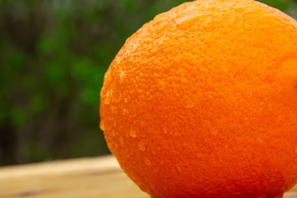 Close Van Een Frisse Heldere Smakelijke Sinaasappel Een Houten Tafel — Stockfoto