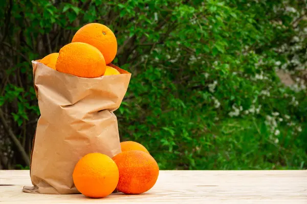エコペーパーバッグの新鮮なオレンジ ビーガンフードとキッチンのためのおいしい天然製品 免疫システムのためのビタミン — ストック写真