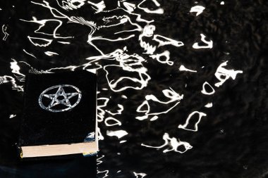 Kara büyü kitabı. Güzel bir okült ayin. Suyun gücü. Ruhsal ruh hali.