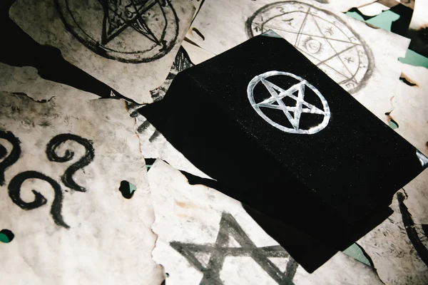 Grimoire Occulte Livre Magique Posé Sur Table Avec Symboles Occultes — Photo