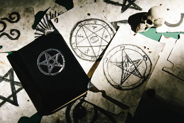 Grimoire Occulte Livre Magique Posé Sur Table Avec Symboles Occultes — Photo