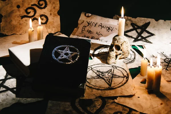 Grimoire Occulte Livre Magie Noire Posé Sur Table Avec Des — Photo